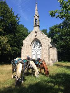 Tiago-Timmy-Pastelle-pause-chapelle-Bretagne-Juillet2017-CavalBreizh-Chamane-et-Marinette